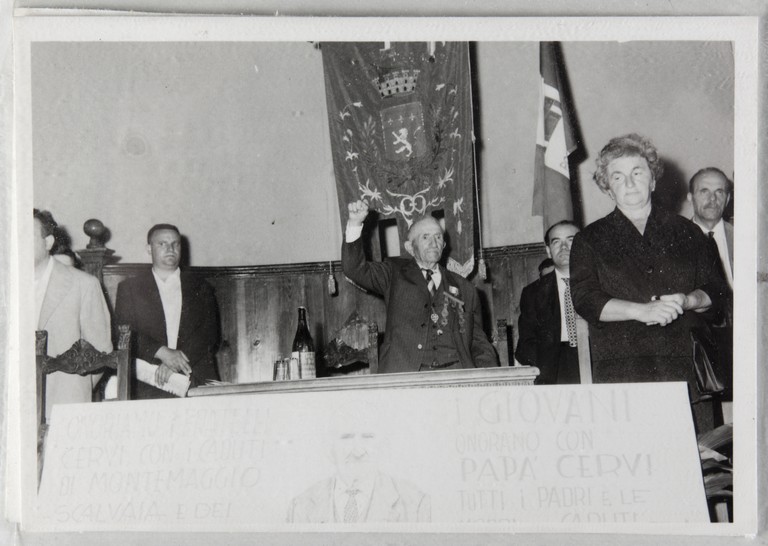 Poggibonsi, 18-19 luglio 1964, XX° anniversario della liberazione e conferimento ad Alcide Cervi della cittadinanza onoraria. Un momento della cerimonia, Alcide Cervi saluta col pugno chiuso